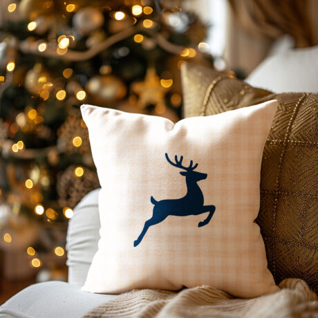 Weihnachtskissen "Blauer Hirsch" creme kariert